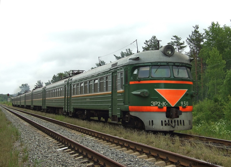 Пригородный поезд (тепловоз М62-1537 и электропоезд ЭР2К-930) отправился со станции Ермилово в направлении Зеленогорска. Фото: А. Шомин, 16.06.2010 г. shomas20100616_Ermilovo-04.jpg
