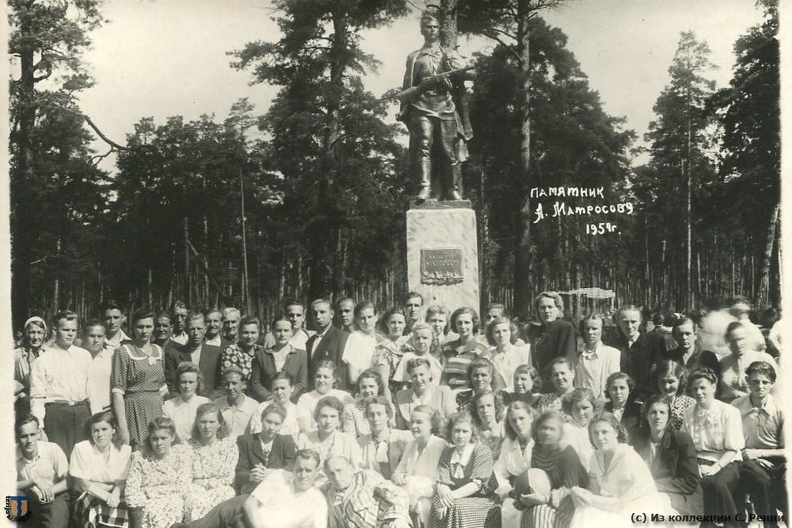 Памятник А. Матросову в Сестрорецке на пятачке у улиц М. Горького - Оранжерейной - Андреева, 1954 год.
(с) Из коллекции С. Ренни sr_Sestroretsk_1954-01.jpg