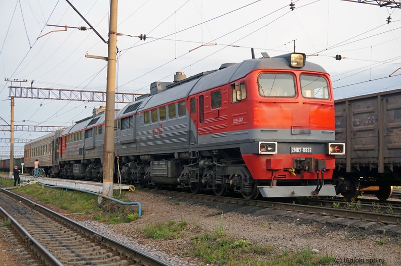 Станция Кузнечное. Тепловоз 2М62-0832 с пригородным поездом Кузнечное-Сортавала в ожидании отправления у 2-й низкой платформы. Фото: Погодин С.Л., 09.08.2019 г. SP_Kuznechnoe_2019-01.JPG