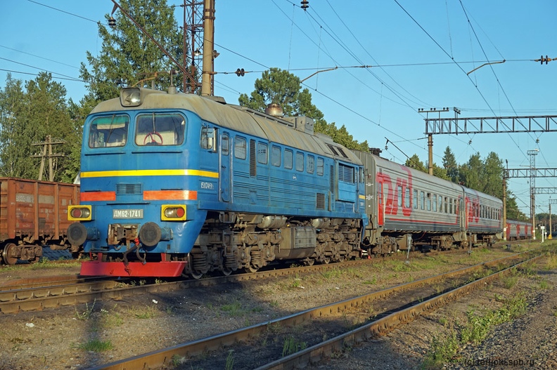 Пригородный поезд Кузнечное - Сортавала с тепловозом ДМ62-1741 в ожидании отправления со станции Кузнечное. Фото: С. Погодин, 28.07.2019 г. SP_Kuznechnoe_DM62-1741_2019.JPG