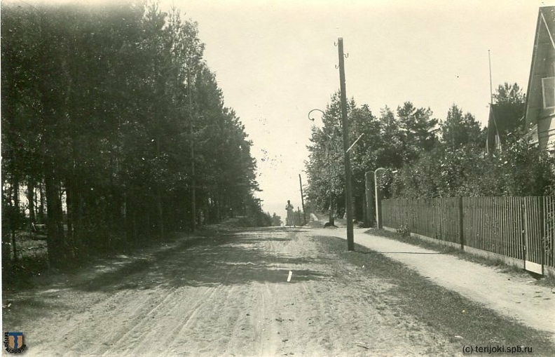 Келломяки. У обрыва. Морская ул., справа видна одна из построек виллы Рено.
Фотооткрытка магазина химтоваров Зевальда (Терийоки), начало-середина 1920-х гг.
(с) Из коллекции С. Ренни sr_Kellomaki_192x-01.jpg