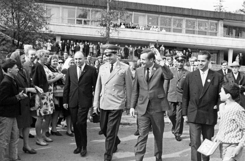 Зеленогорск, 24 мая 1970 г. Советский космонавт Георгий Береговой и американский астронавт, первый человек, побывавший на Луне, Нейл Армстронг вышли из ресторана Олень , куда они приезжали пообедать вместе с другим советским космонавтом, Константином Феоктистовым (на снимке не виден).
Фотография РИА Новости , источник: http://visualrian.ru/search/101/5594646.html Зеленогорск_Олень_космонавты_1970.jpg