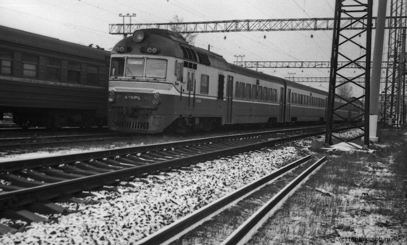 Дизель-поезд Д1-783 (или 763) во время межпоездного оборота на путях станции Ленинград-Финляндский-Пассажирский. Фото: Д. Верёвкин, октябрь 1989 г. DV_D1-783_LenFinlPass_Okt1989.jpg