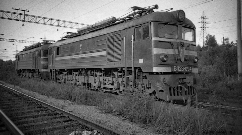 Электровоз ВЛ23-094 на путях пункта оборота локомотивов станции Кузнечное. На боковой стене кузова заметна надпись Ремонт произведён в депо Кандалакша . Такие надписи наносились в период конца 1980-х - начала 1990-х г.г. на кузова локомотивов, прошедших в Кандалакше подъёмочный ремонт (ТР-3). Фото: Д. Верёвкин, 14 сентября 1991 г. DV_Kuznechnoe_VL23-094_1991_09_14.jpg