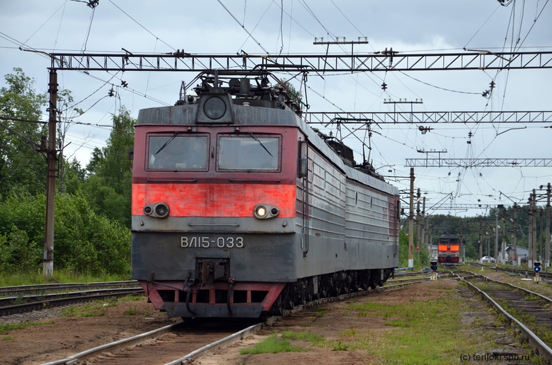 Грузовой электровоз ВЛ15-033 на путях парка отстоя локомотивов станции Кузнечное. Справа на дальнем плане - грузовой тепловоз серии 2ТЭ116. Фото: Ластовка М.О., 11 июля 2020 г. ML_Kuznechnoe_VL15-033_2TE116_2020_07_11.jpg