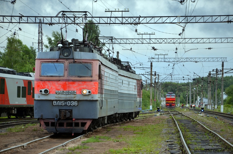 Грузовой электровоз ВЛ15-036 на путях парка отстоя локомотивов станции Кузнечное. Справа на дальнем плане - пассажирский электровоз серии ЧС2Т. Фото: Ластовка М.О., 11 июля 2020 г. ML_Kuznechnoe_VL15-036_TschS2T_2020_07_11.jpg