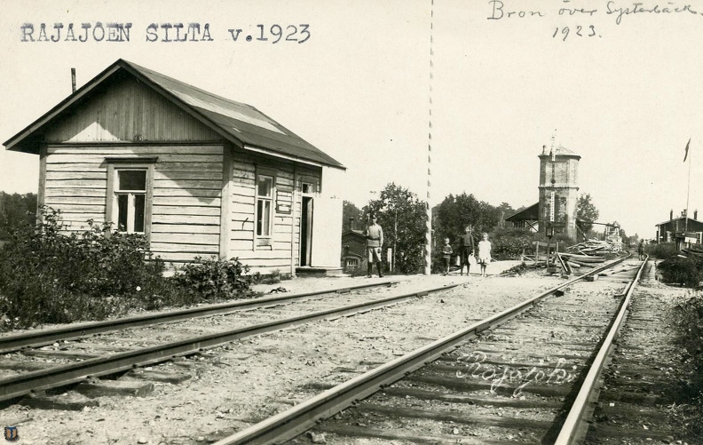 Раяйоки, 1923 год, вид в сторону Белоострова. Мост еще не отремонтирован, зато отремонтирована водонапорная башня.
Источник: https://finna.fi ff_M014_SRMV1_2859.jpg