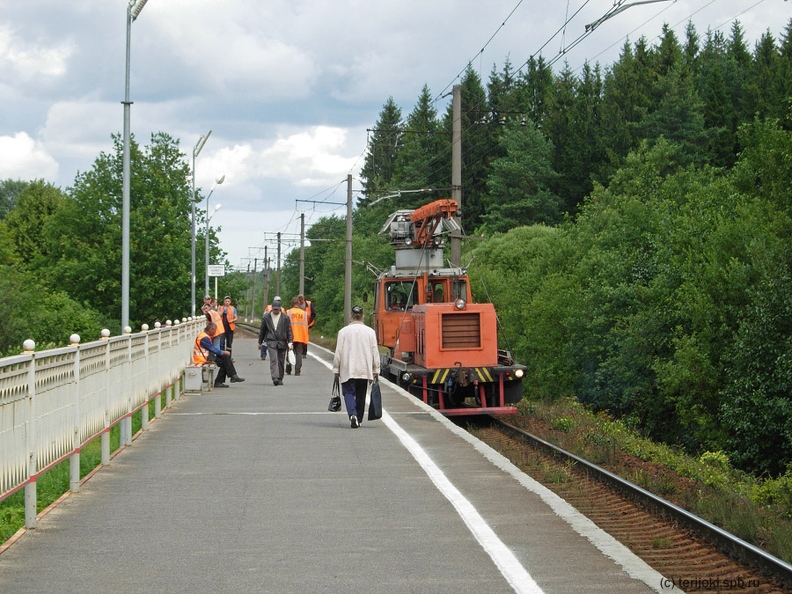 Остановочный пункт Корнево. Путеремонтный мотовоз МПТ-82 остановился у пассажирской платформы. Фото: Д. Верёвкин, 20.07.2015 г. dv_Kornevo_2015-3.JPG
