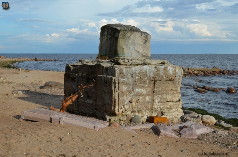 Зеленогорск. Остатки памятного знака на месте убийства М. Герценштейна, в песке еще валяются элементы каменного ограждения.
Фото: Е. Евдокимов, 21.07.2012 г. ee_Zel_Herzenstein_2012-01.jpg