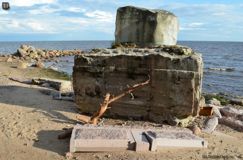 Зеленогорск. Остатки памятного знака на месте убийства М. Герценштейна, в песке еще валяются элементы каменного ограждения.
Фото: Е. Евдокимов, 21.07.2012 г. ee_Zel_Herzenstein_2012-02.jpg