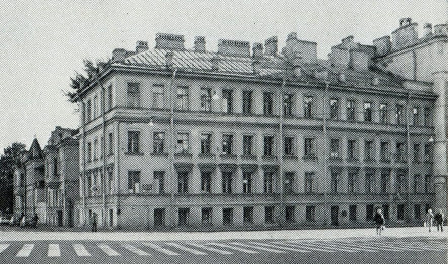 Б.Дворянская 33 дох.дом, слева особняки Петроградская наб. 8 Н.Ф.Крупенникова 1980е.jpg