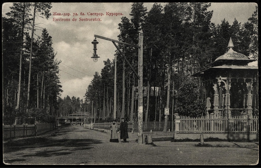 беседка - за ней дача Змигродского.jpg