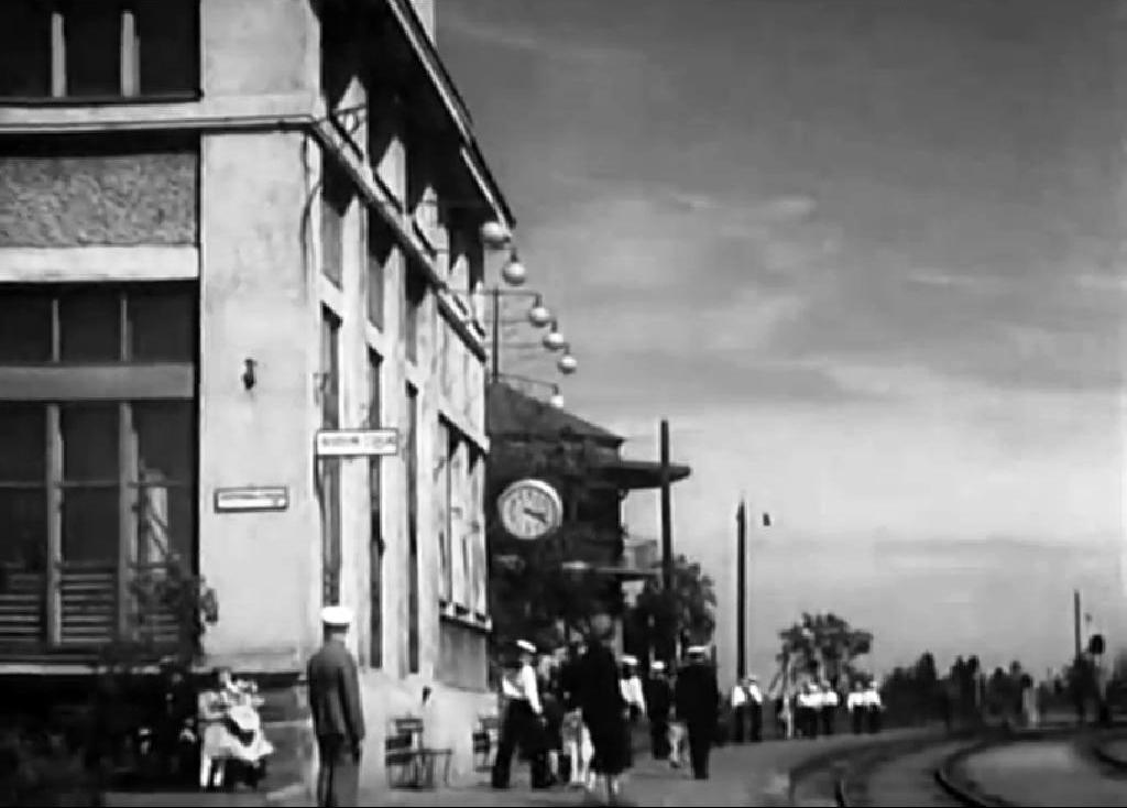 южное (косое) крыло и башня централизации 1939 г. кадр из худ. фильма.jpg