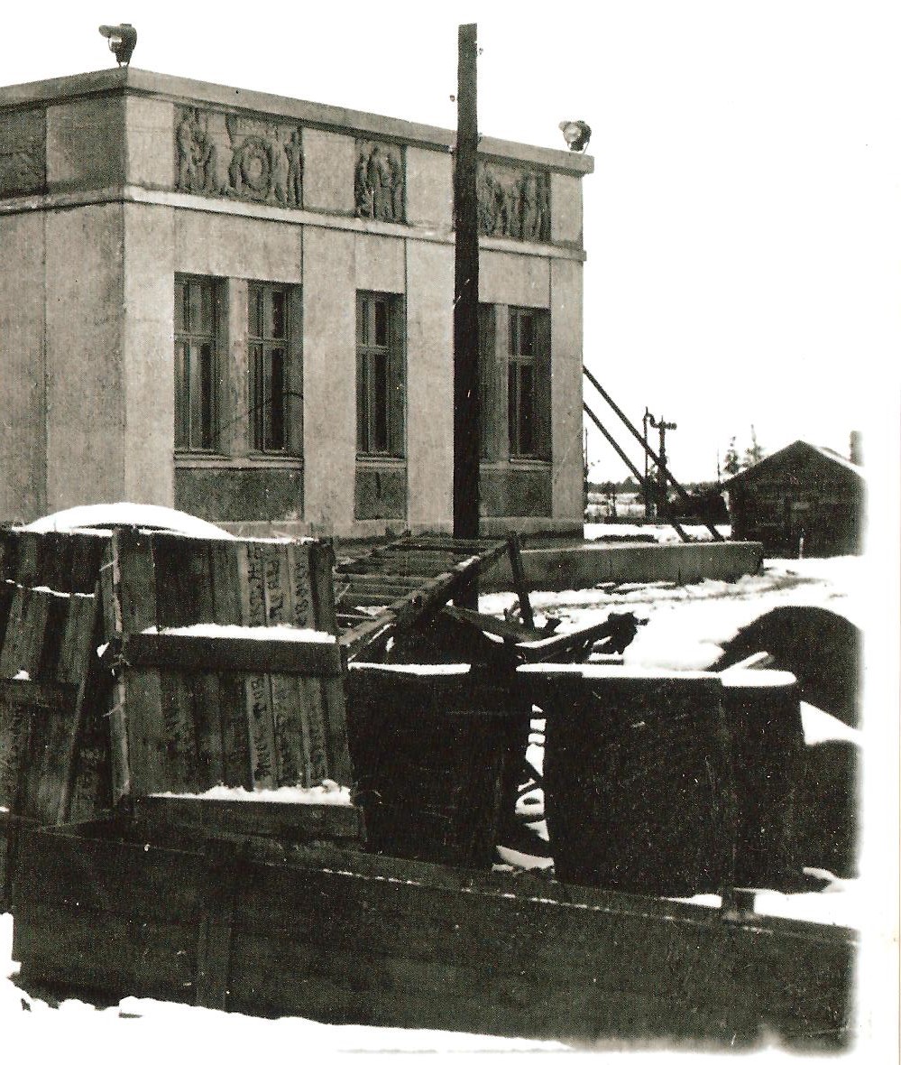 1934 г. Колонка на заднем плане, справа от угла вокзала.