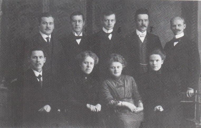 Учителя школы в 1916 году. Крайний слева сидит директор Матти Росси.jpg