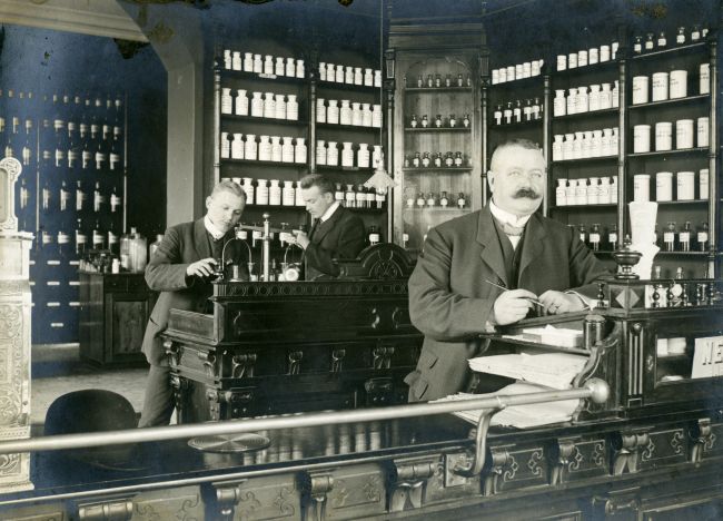 Баск. аптека Грана в Котке, где он начинал карьеру. ф.1910х.jpg