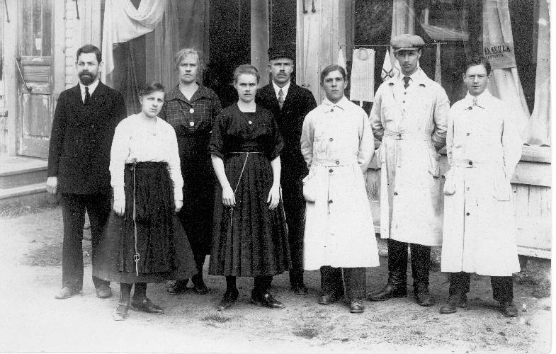 старое здание кооп.маг. 1921 сотрудники J. E. Vestergreen, Olga Patjas, Aino Montonen, Annikki Kari, Juho Kari, Johannes Rodjanoff, Heikki Hodejeff, Armas Mörö.jpg