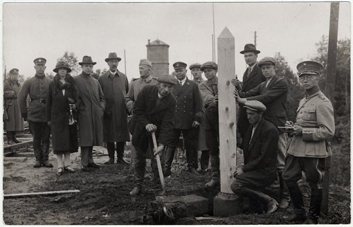 у ж-д моста Раяйоки 1921г. установка погран.знака. спр.новый погран.комендант Шрёдер.jpg