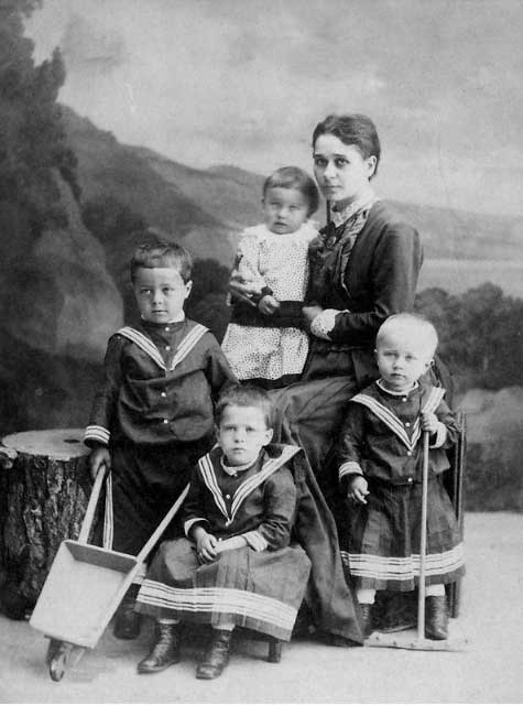 Е.Г.Комарова-Данилевская с детьми 1882 Ц.Село.jpg