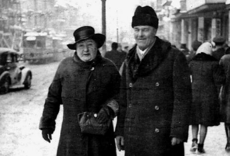 Григорий Виссарионович Комаров с женой Екатериной Павловной ок.1940г. Бухарест.jpg