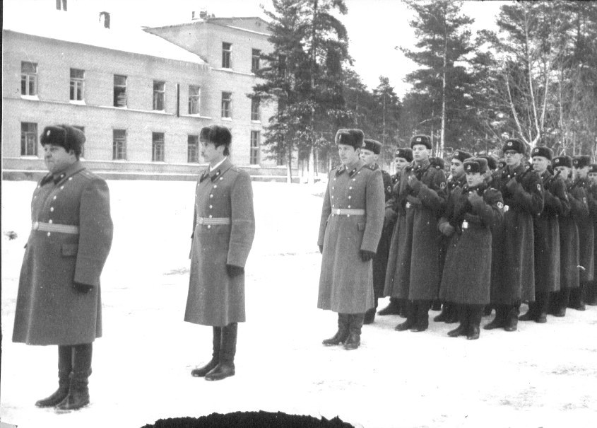 Присяга в Приветненском 1982,г первый майор Мороз за ним капитан Михеленя автор статьи форт ИНО