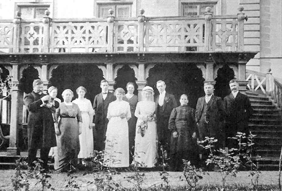Свадьба племянницы Лаллукка в Лийматта. Юхо - крайний слева. 1913.jpg