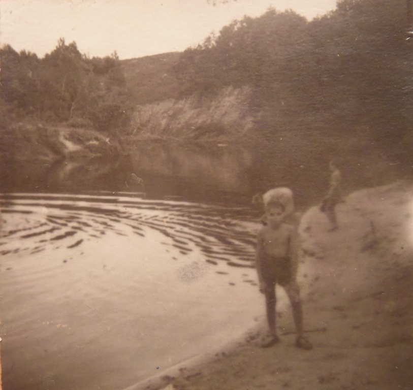 На Чёрной речке на дальнем плане гора смерти, 1950-е. Фото из архива В.К. Куксина .JPG