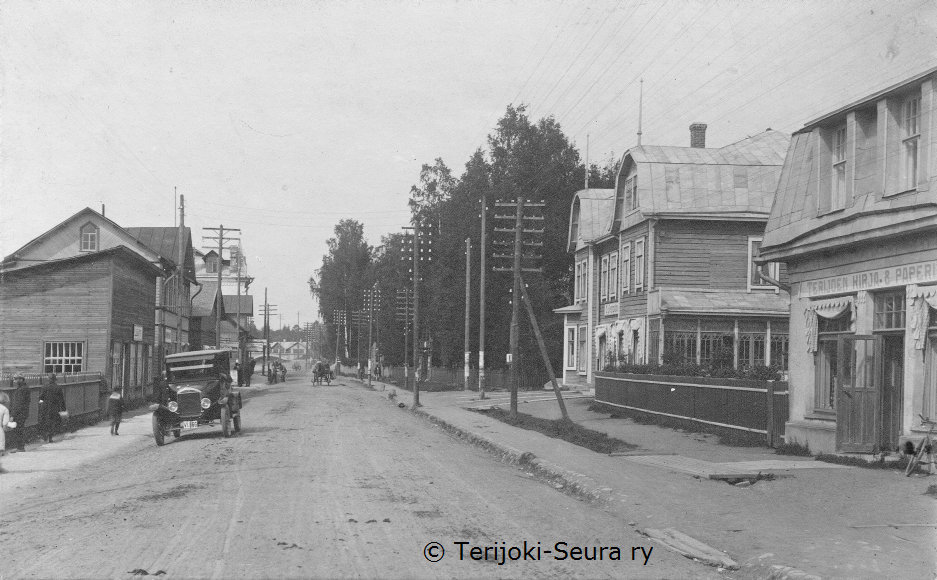 Виертотие от угла Антинкату к вокзалу 1930е слева похожее здание.jpg
