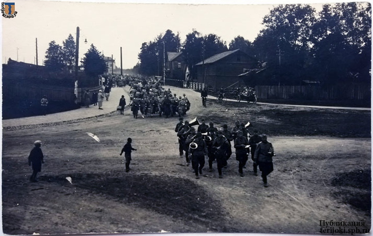 перекресток у ж-д моста. впереди вокзал слева мост 1941.jpg