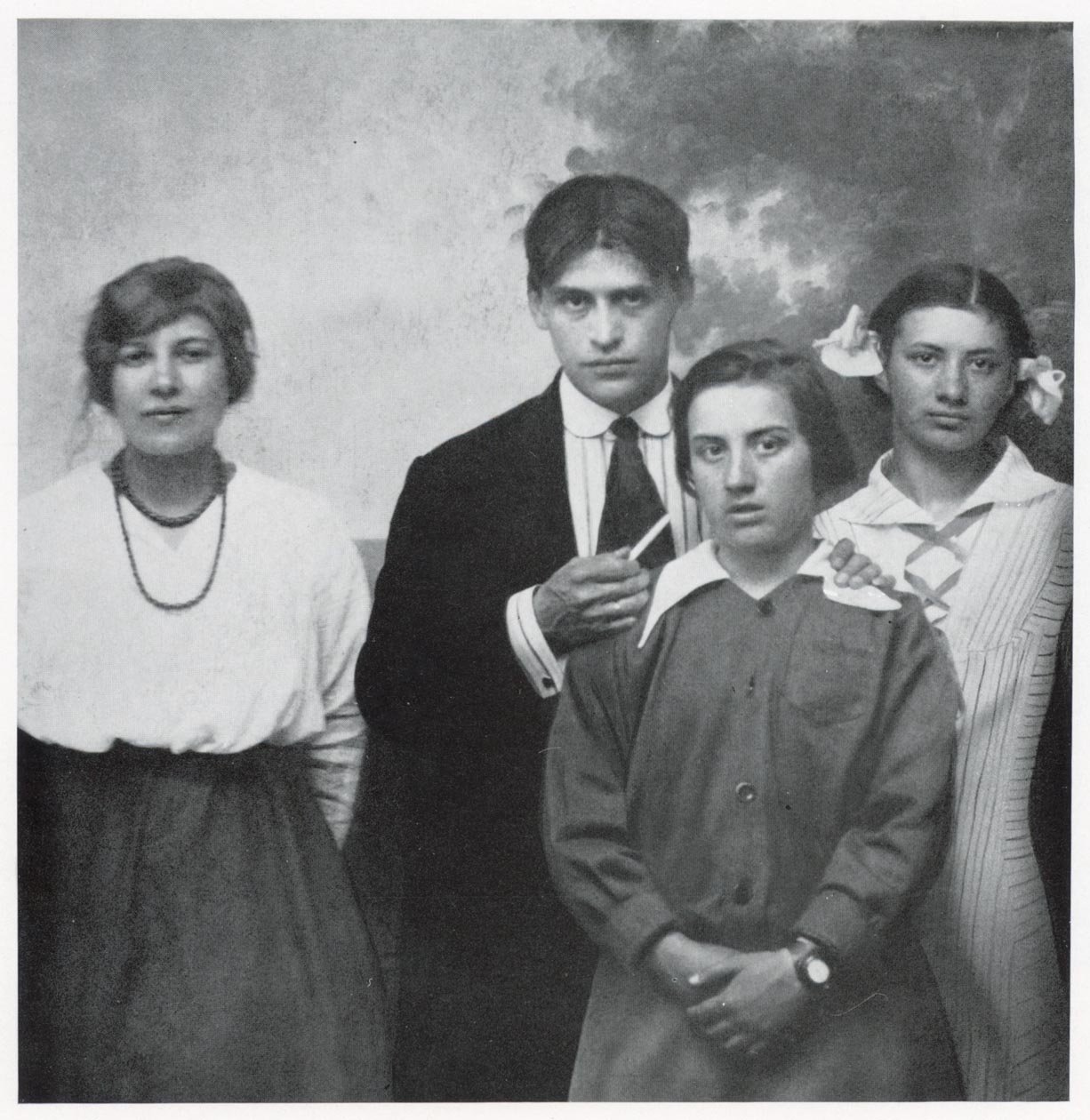 Иван Пуни со сводными сестрами Ольгой и Юлией и <br /> женой (Ксения, она же Ксана Богуславская)