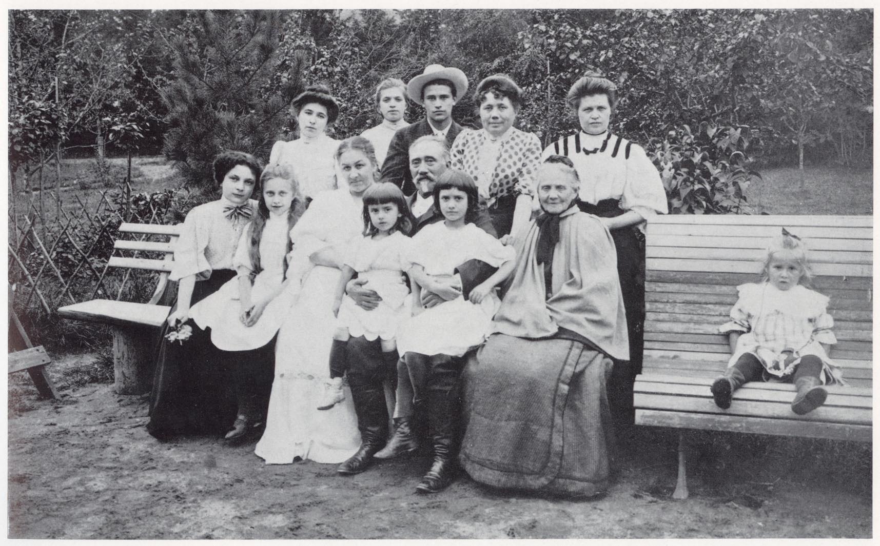Семья Пуни, 1908 год. Оля и Юля сидят у отца (Альберта Пуни) на коленках, Иван стоит за ним в шляпе.