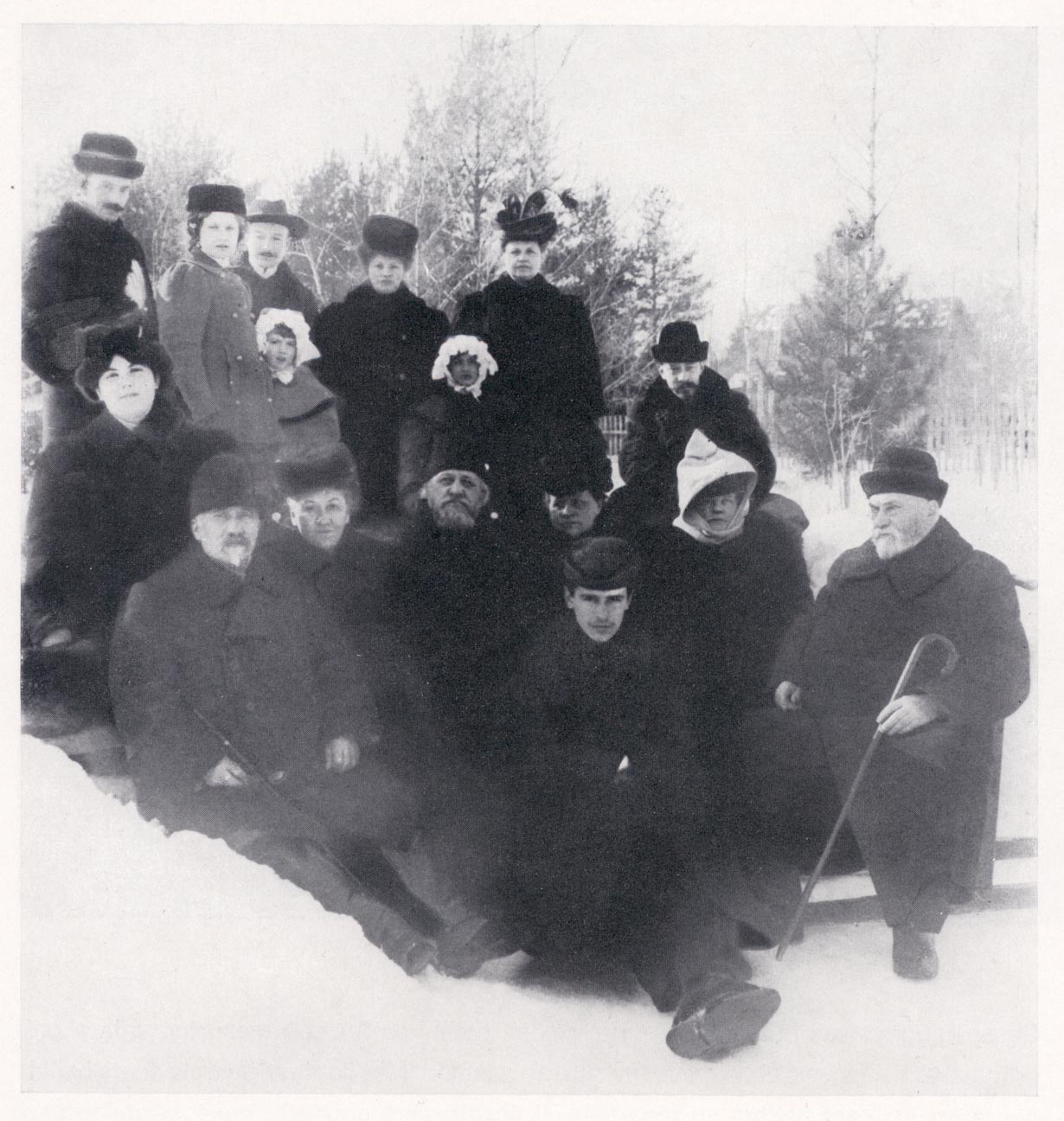 семейная фотография Пуни (зима 1909 года). <br />Иван сидит внизу (он легко узнаваем). Слева внизу его отец, Андрей (бывший Альберт) Пуни, а рядом с ним, вероятно, Юлия Михайловна. Мелкие девочки Оля и Юля стоят в середине, закутанные в чепцах. Слева от них в светло-сером пальто, наверное, гувернантка. А Мария Альбертовна, скорее всего та, что сидит над Андреем Пуни.