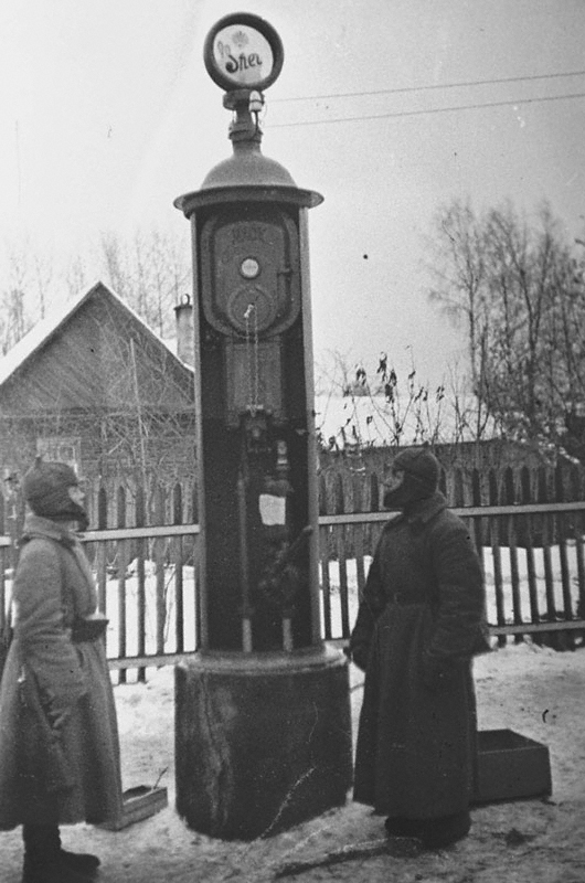 Бойцы Красной Армии охраняют бензиновую колонку в местечке Райвола. 1939 год..jpg