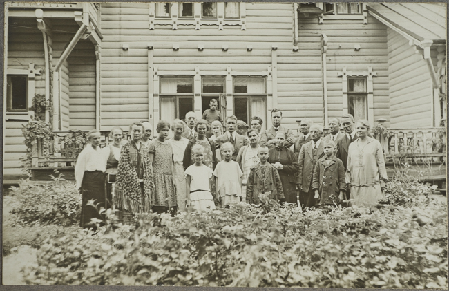 Харьюла 1926 коллективное фото железнодорожников у фасада дачи.jpg