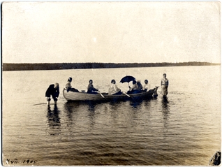 оз.Ваммельярви семья Немилофф 1905г.  в своей лодке..jpg