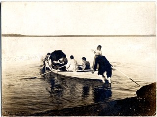 оз.Ваммельярви семья Немилофф 1905г.  в своей лодке.jpg