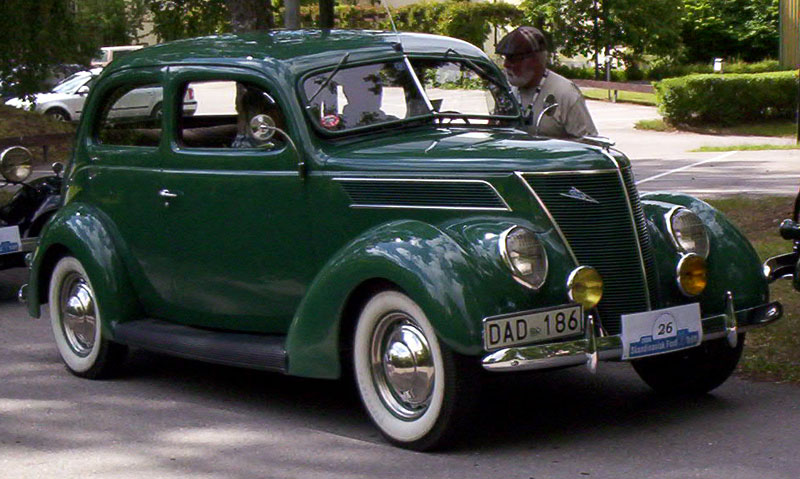 форд 1937 седан (стандарт тюдор).jpg
