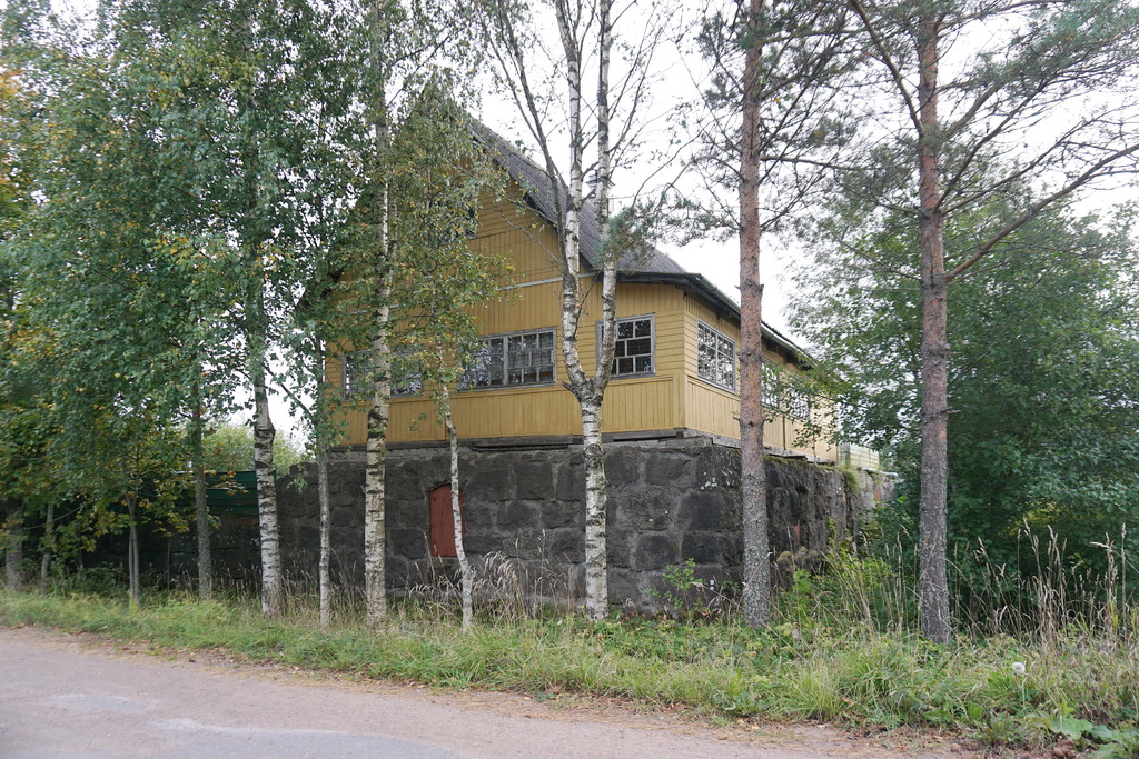 Дом, построенный на старом амбаре. Это южнее шоссе, на дороге в Муолаа. Так строят на дотах.