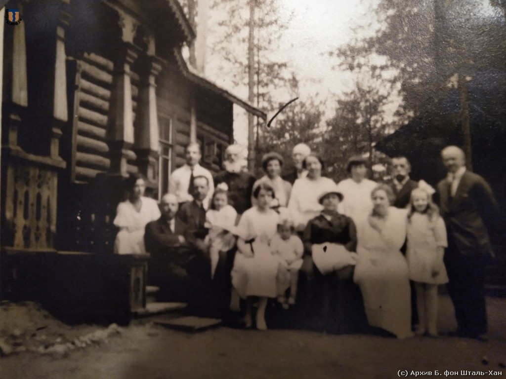 среди гостей фон-Шталь - врач Молодовский и госпожи Молодовские 1921.jpg