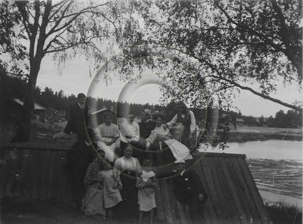 Рапукоскен саха 1906 управляющий Андр.Дурхман с семьей.jpg