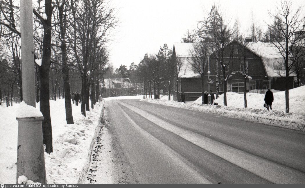 дом 10 1970е вид к церкви.jpg