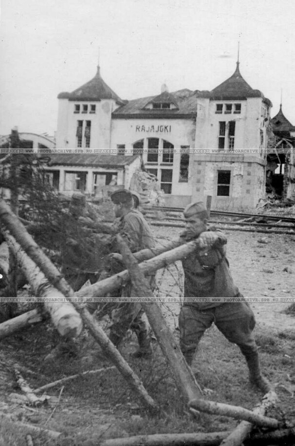 13 Саперы расчищают путь к вокзалу станции Райайоки на Карельском перешейке. июнь 1944.jpg