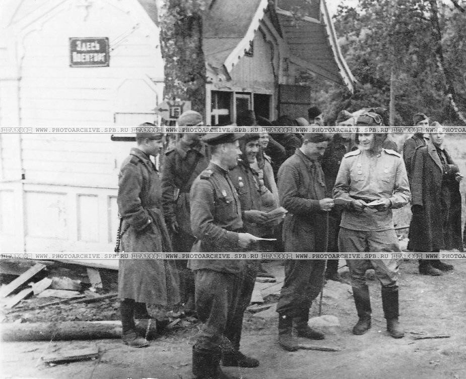 2 В освобожденном от финских захватчиков городе Терийоки (Зеленогорск) открыт первый киоск Военторга.06.44.jpg