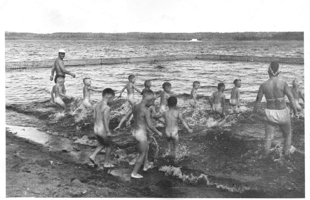 купание в озере Гладышевском. Видно строение на другом  берегу. 1971
