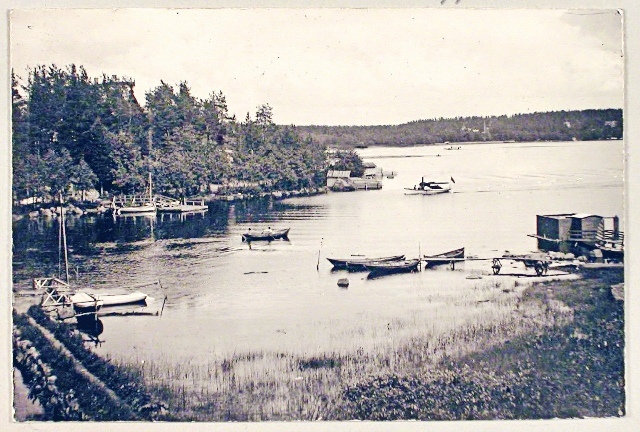 Лодки у берега в дачной местности Пикируки.jpg