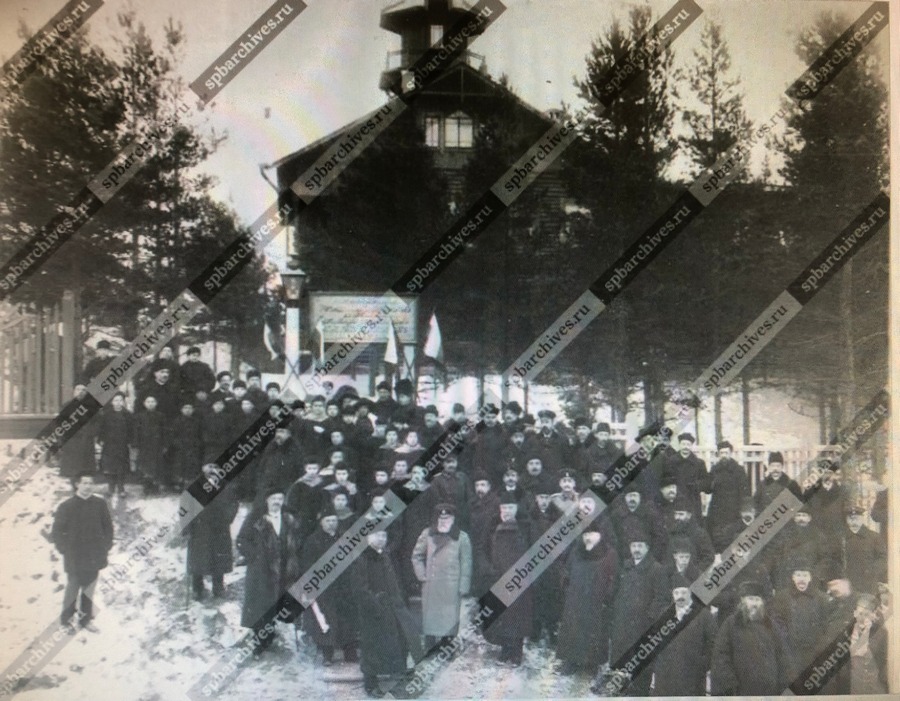 Группа воспитанников и попечителей у дачи 1913 ФАБ.JPG