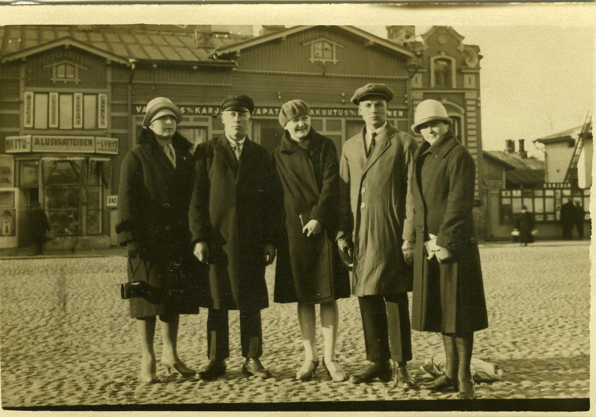 1920-27. Люди на фоне дома Кузнецова.