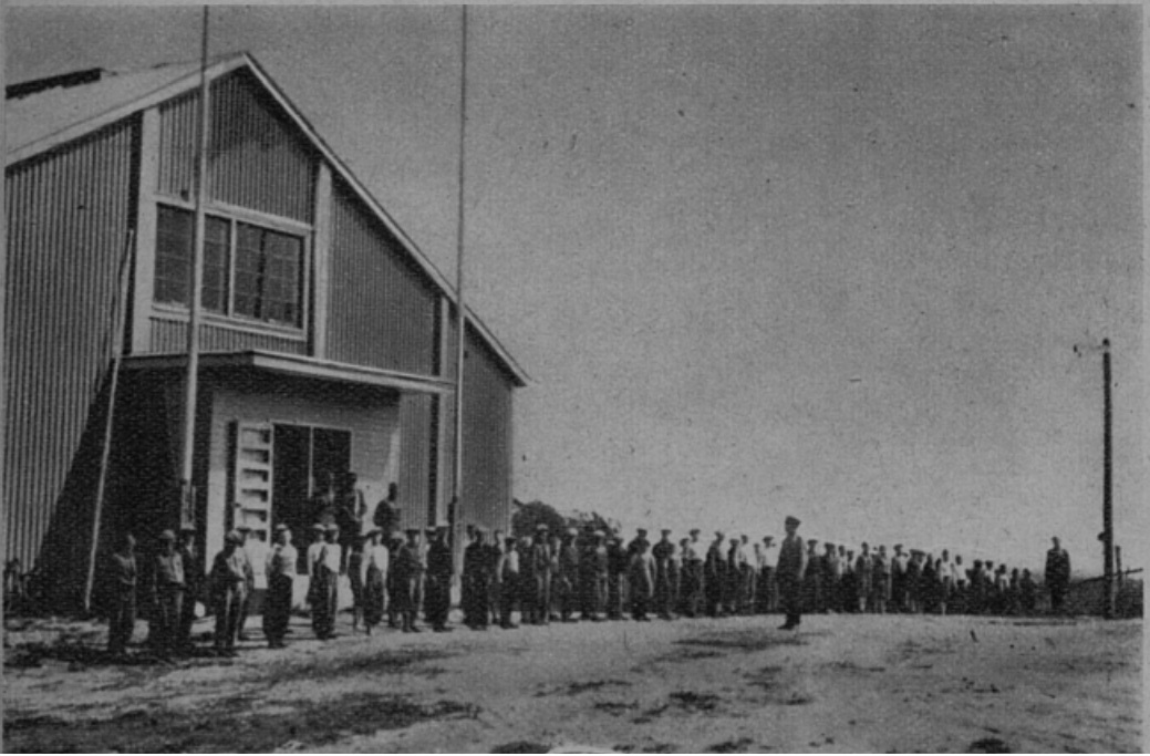 Poikaleiri sk.-talon edustalle järjestäytuneenä (Kyyrölä 1938)..jpg