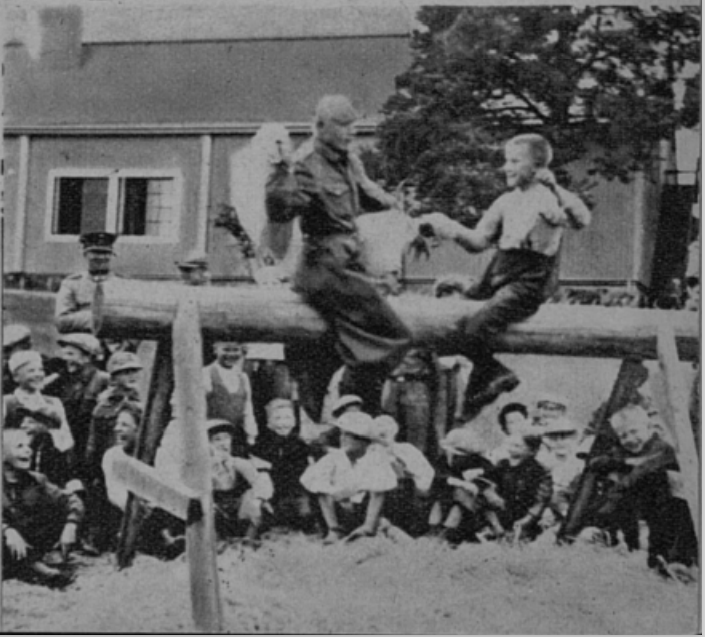 Leirin pussitappelumestari (oikealla) kurittamassa kurssin suurinta (Kyyrölä 1938).png