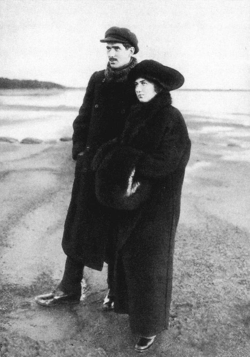 Чуковский с женой на даче.jpg